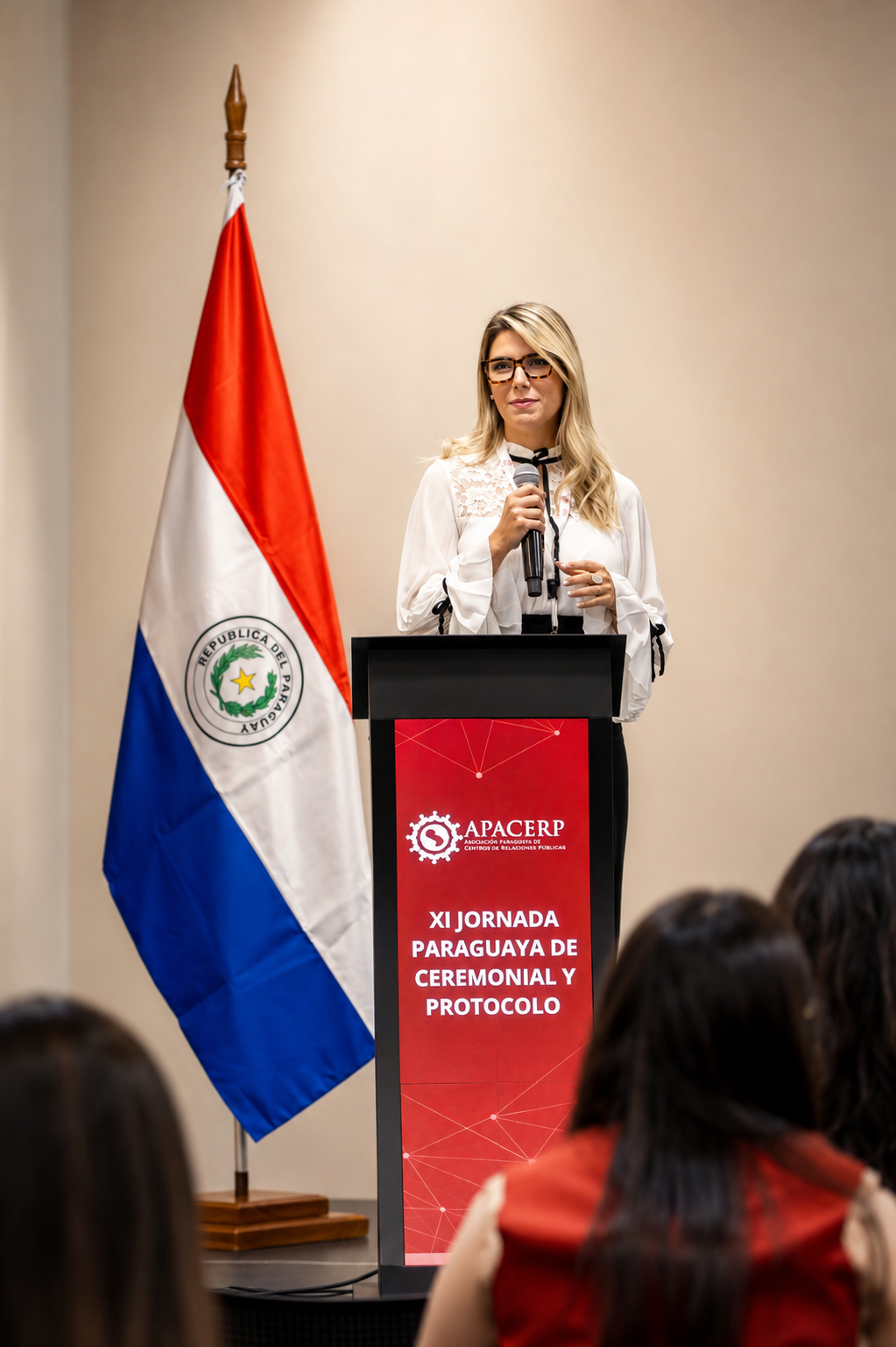 Yessica Müller en el escenario durante una conferencia
